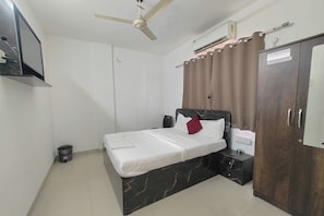 Deluxe Room | Desk, free WiFi, bed sheets - Sairam Executive (Pune)