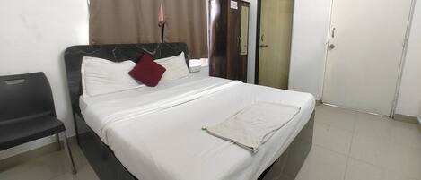 Deluxe Room | Desk, free WiFi, bed sheets