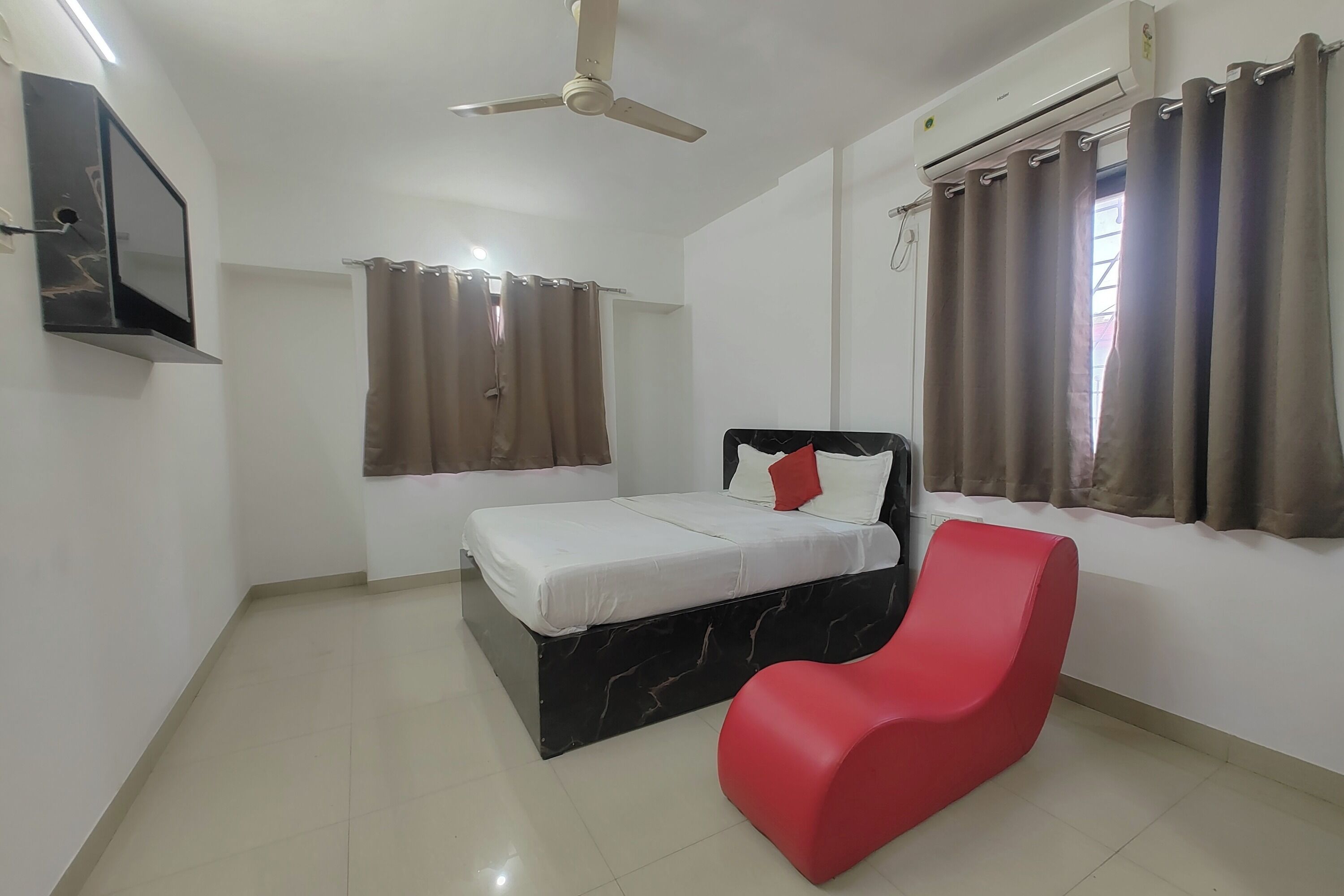 Deluxe Room | Desk, free WiFi, bed sheets