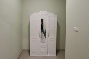 Standaard kamer | Een bureau, een strijkplank/strijkijzer, gratis wifi