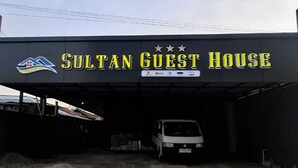 Segnaletica per la Sultan Guest House, con logo e nome.