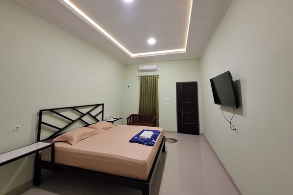 Standard Room | Desk, iron/ironing board, free WiFi - Sultan Guest House (Palu)