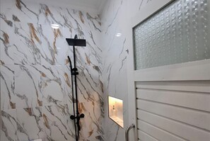 Standaard kamer | Badkamer | Gratis toiletartikelen, een haardroger, handdoeken