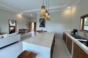 Minibar, in-room safe, desk, free WiFi - Padi-Padi Pool Villas (Kubutambahan)
