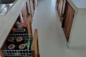 Shared kitchen - Padi-Padi Pool Villas (Kubutambahan)
