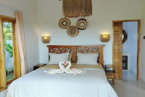 Minibar, in-room safe, desk, free WiFi - Padi-Padi Pool Villas (Kubutambahan)