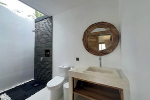 Villa, 2 Bedrooms, Pool View | Bathroom - Padi-Padi Pool Villas (Kubutambahan)