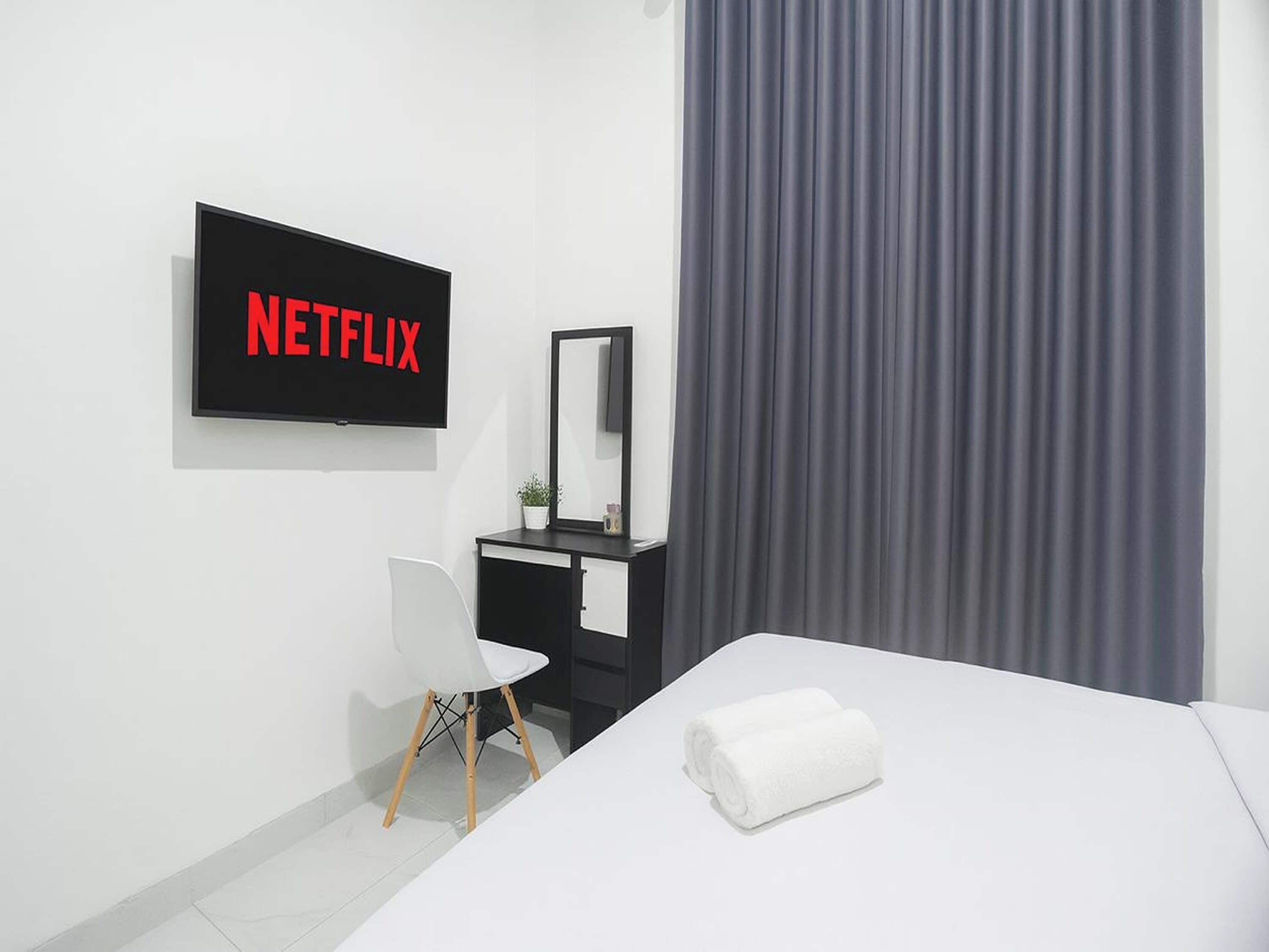 办公桌、遮光窗帘、免费 WiFi、床单