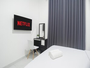 Een bureau, verduisterende gordijnen, gratis wifi, beddengoed