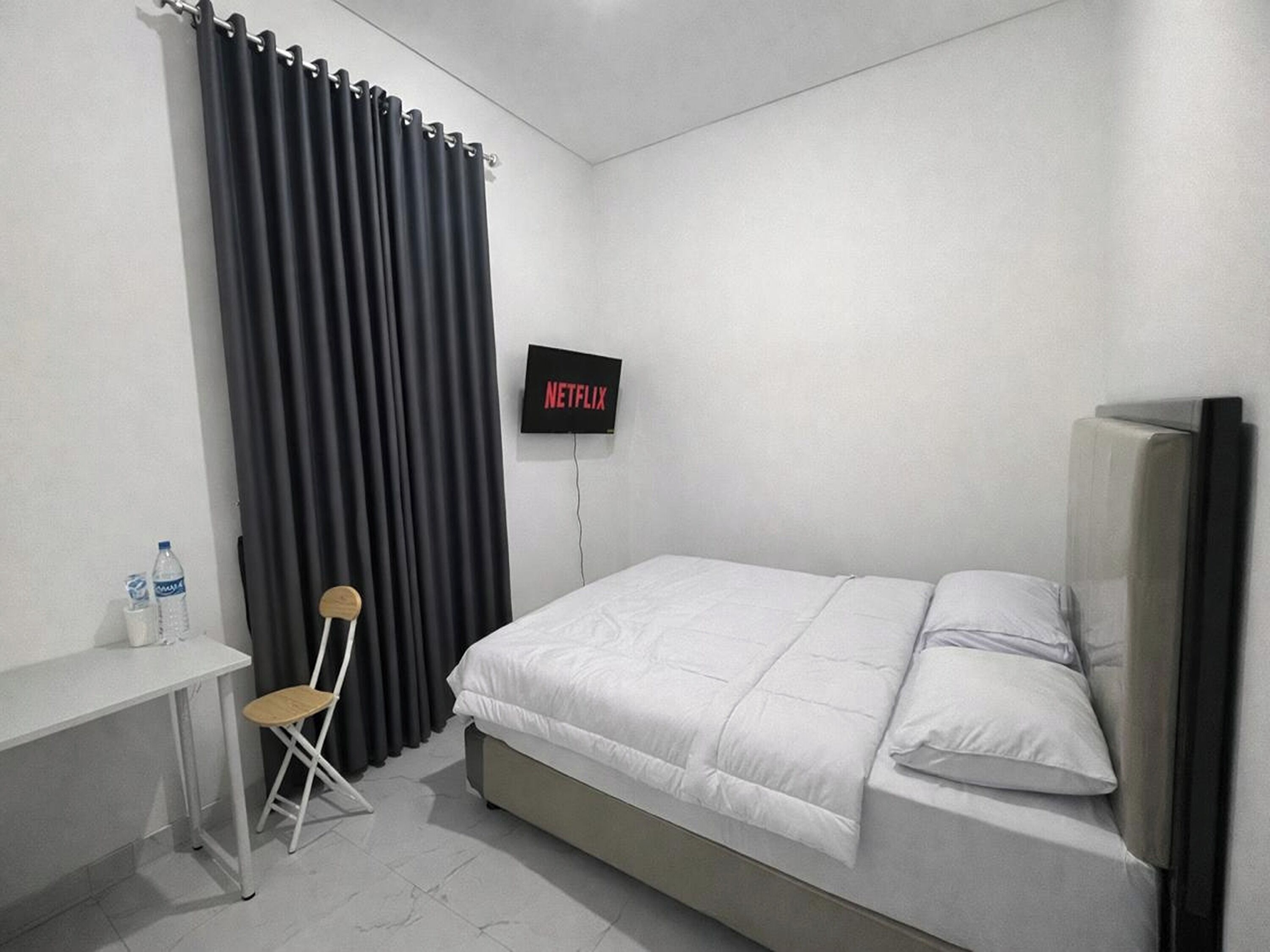 Desk, blackout drapes, free WiFi, bed sheets