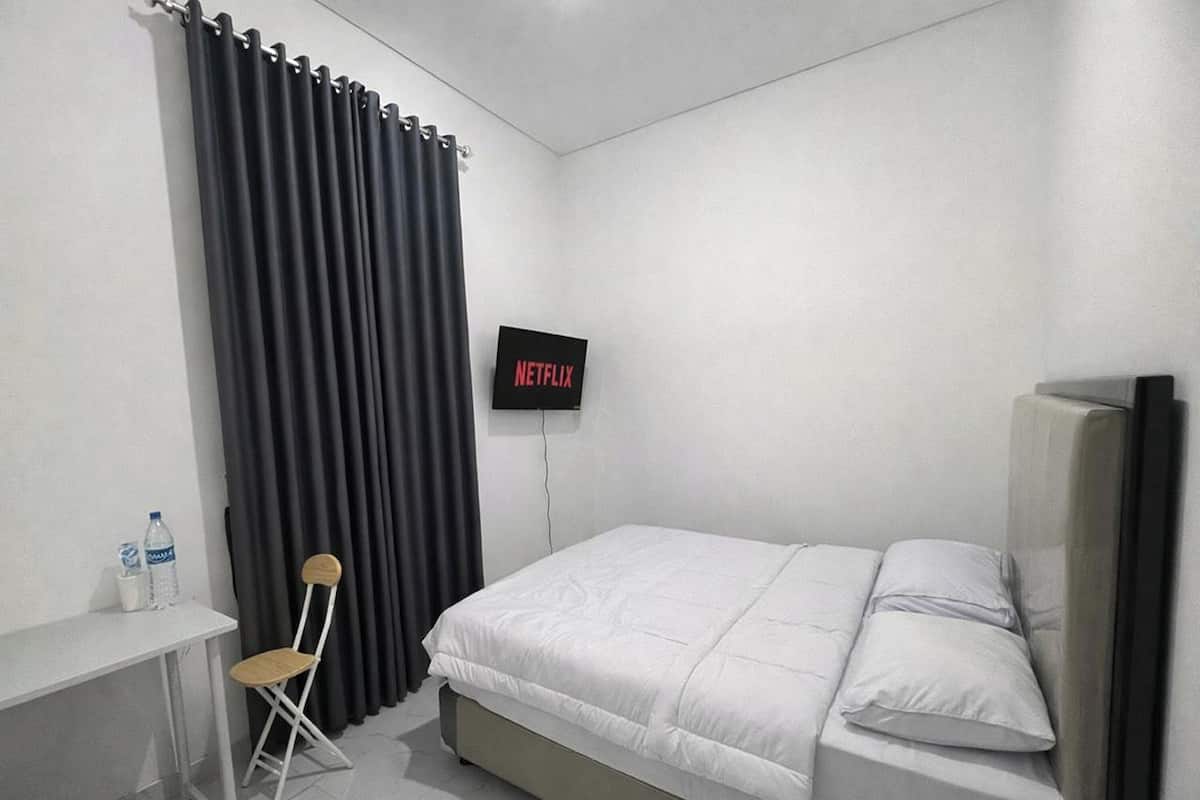 Desk, blackout curtains, free WiFi, bed sheets
