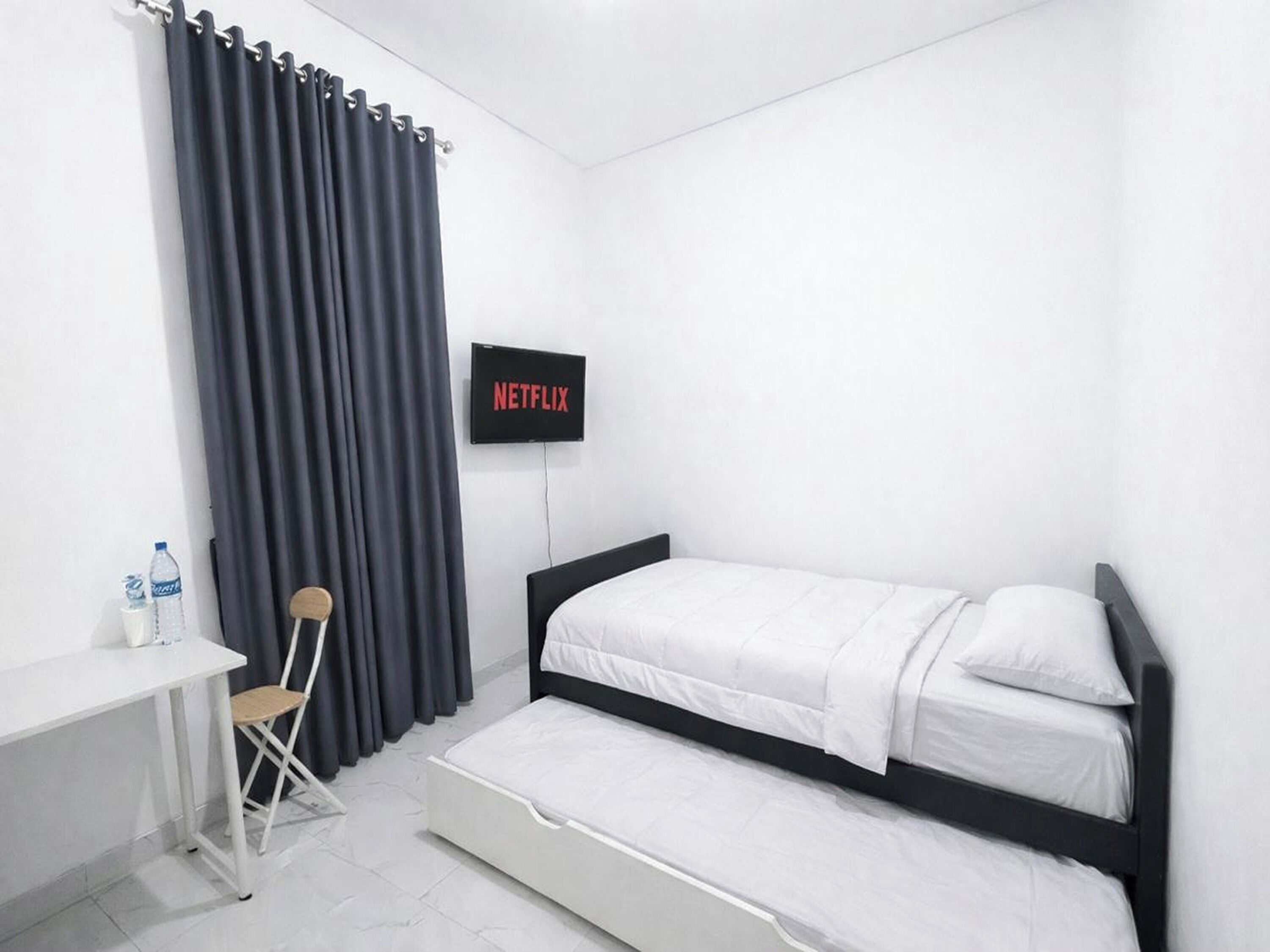 Standard Room with Fan | Desk, blackout drapes, free WiFi, bed sheets