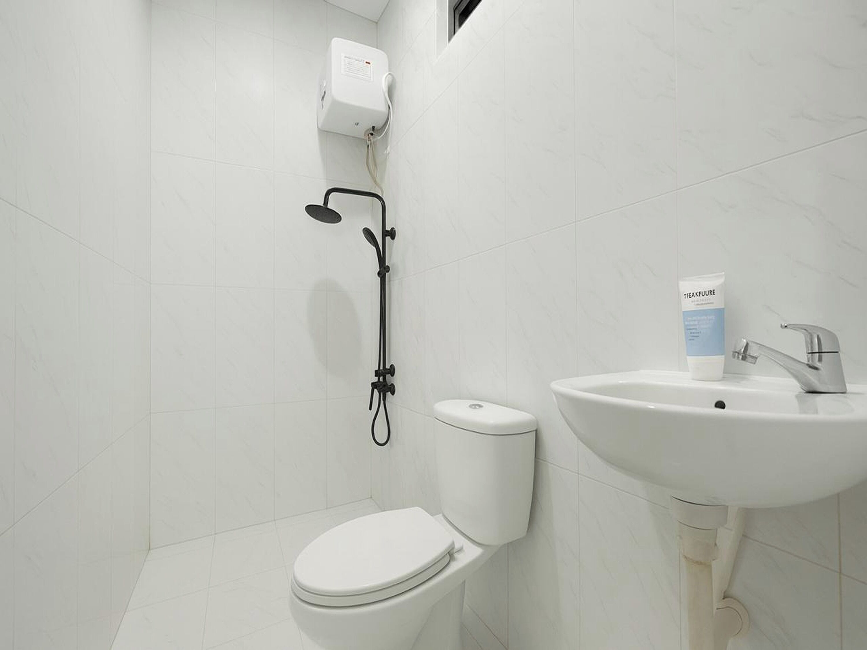 Dusche, kostenlose Toilettenartikel, Handtücher, Seife