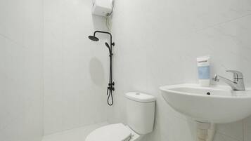 Dusche, kostenlose Toilettenartikel, Handtücher, Seife