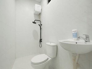 Shower, free toiletries, towels, soap - Villa Arumi Experience (Tasikmalaya)