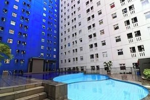 Indoor pool, outdoor pool - Apartemen Green Pramuka City By Rizal Properti (Jakarta)