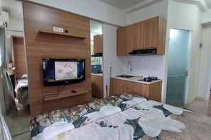 Studio | Desk, free WiFi - Apartemen Green Pramuka City By Rizal Properti (Jakarta)