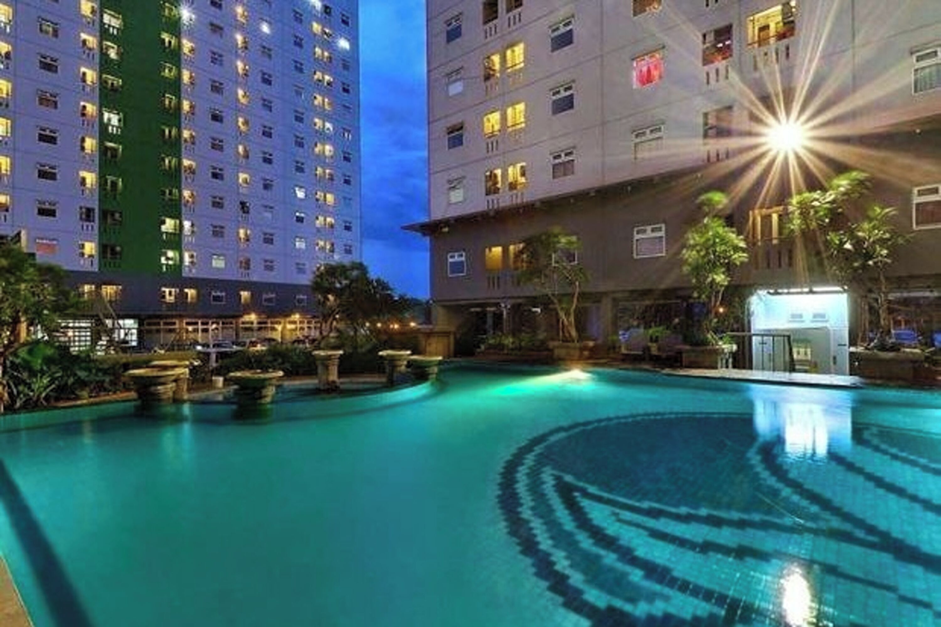 Una piscina cubierta, una piscina al aire libre