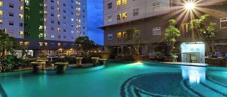 Una piscina cubierta, una piscina al aire libre