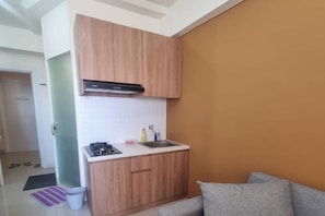 Standard Apartment, 2 Bedrooms | Private kitchen | Fridge - Apartemen Green Pramuka City By Rizal Properti (Jakarta)