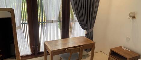 Habitación doble Deluxe | Escritorio, cortinas blackout, wifi gratis y ropa de cama