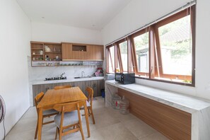 Deluxe Double Room | Private kitchen | Fridge, microwave, dining tables - Villa Karan Canggu (Canggu)