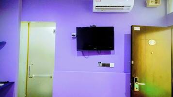 Chambre, 1 grand lit | Vue de la chambre