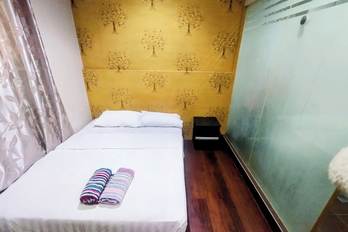 Standard Room, 1 Queen Bed | WiFi (free), bed sheets