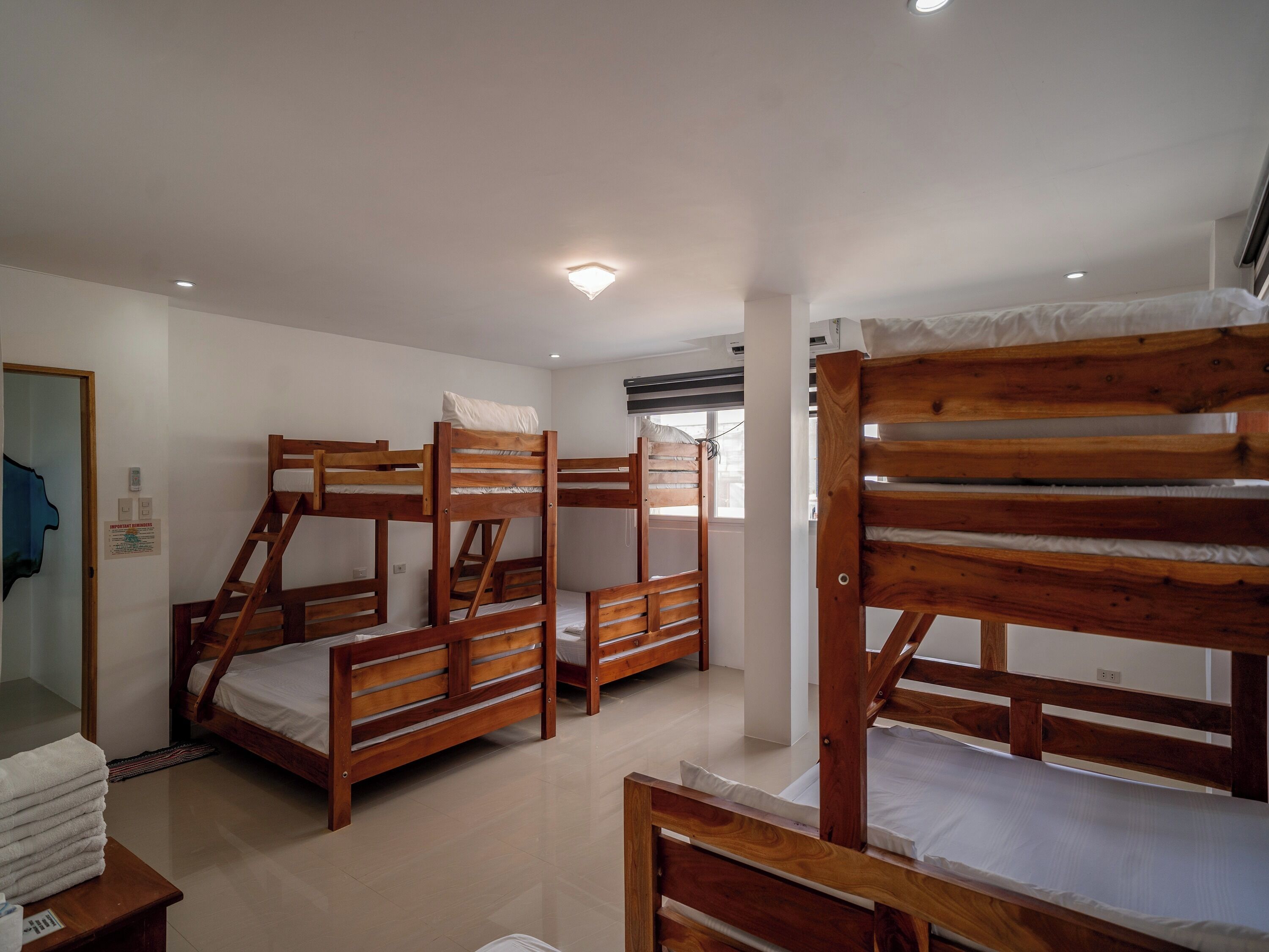 مكتب وواي فاي مجانًا وملاءات أسرّة