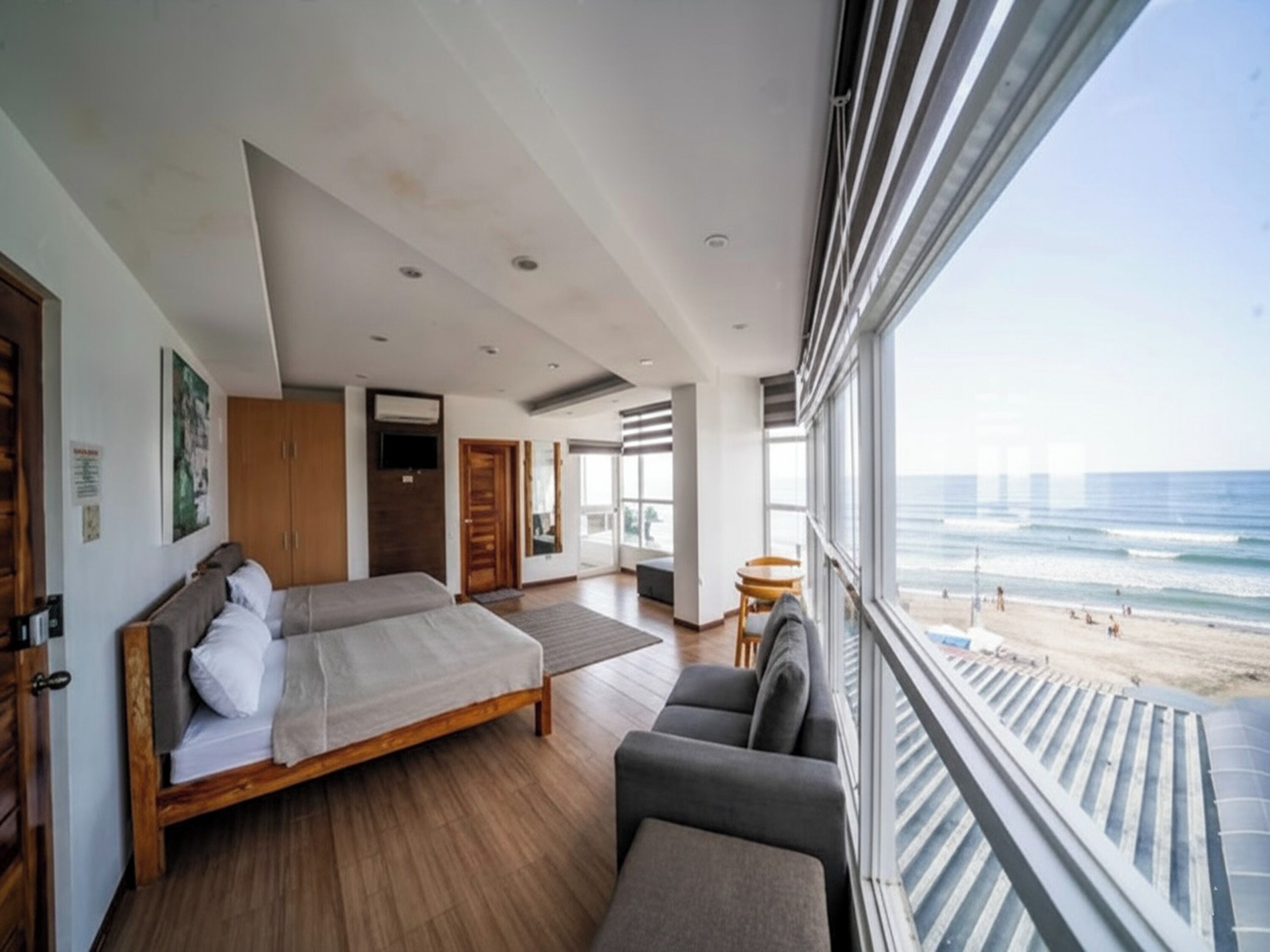 Suite | Desk, free WiFi, bed sheets