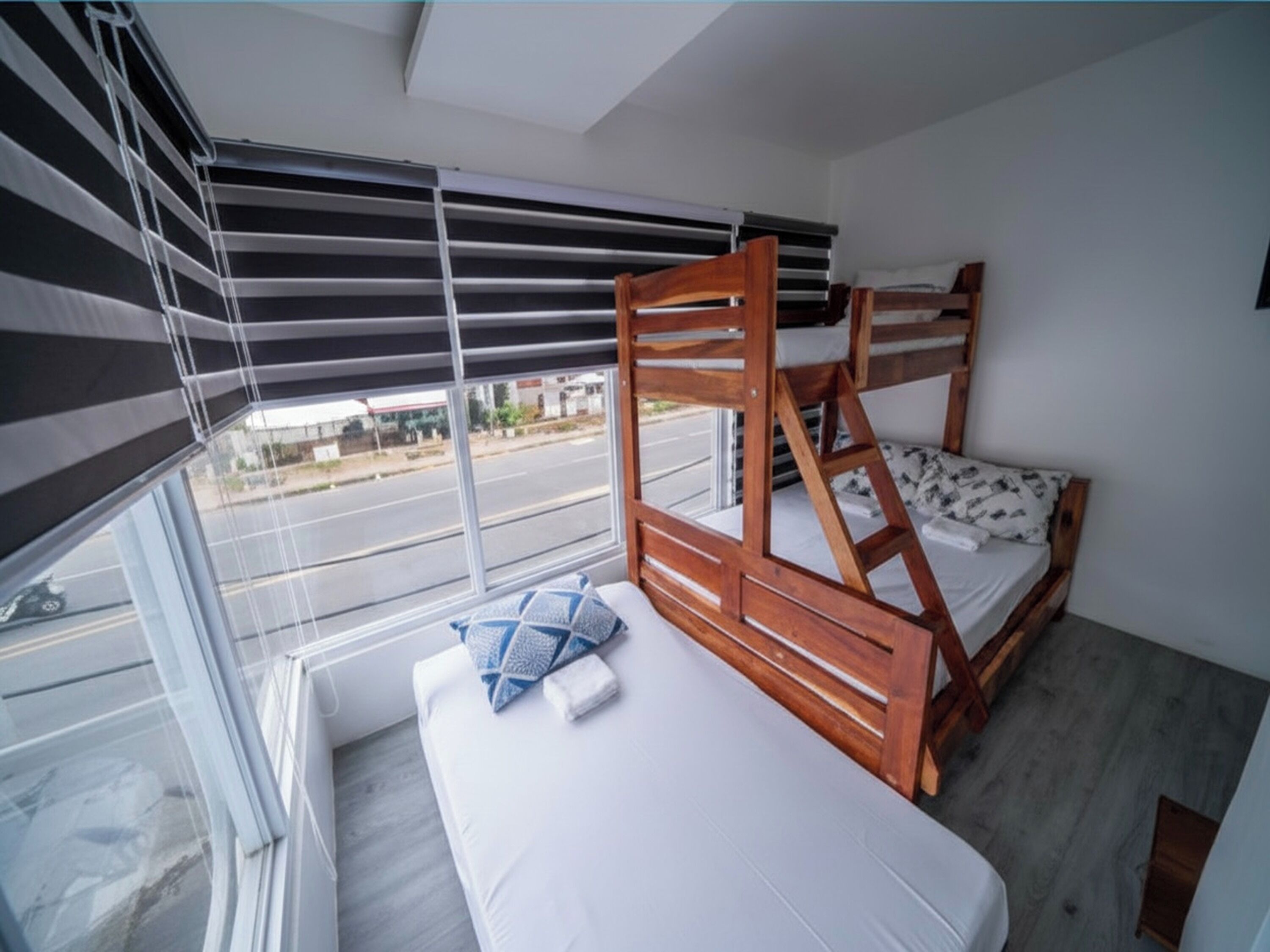 مكتب وواي فاي مجانًا وملاءات أسرّة