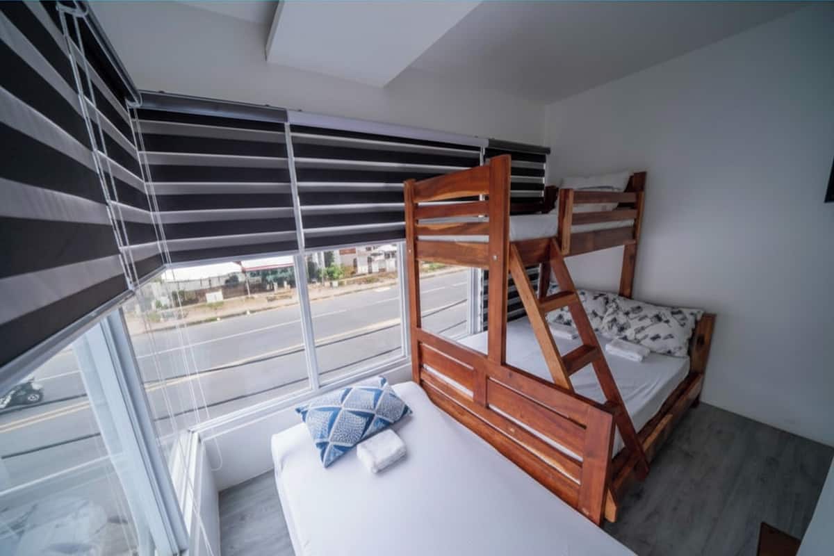 مكتب وواي فاي مجانًا وملاءات أسرّة