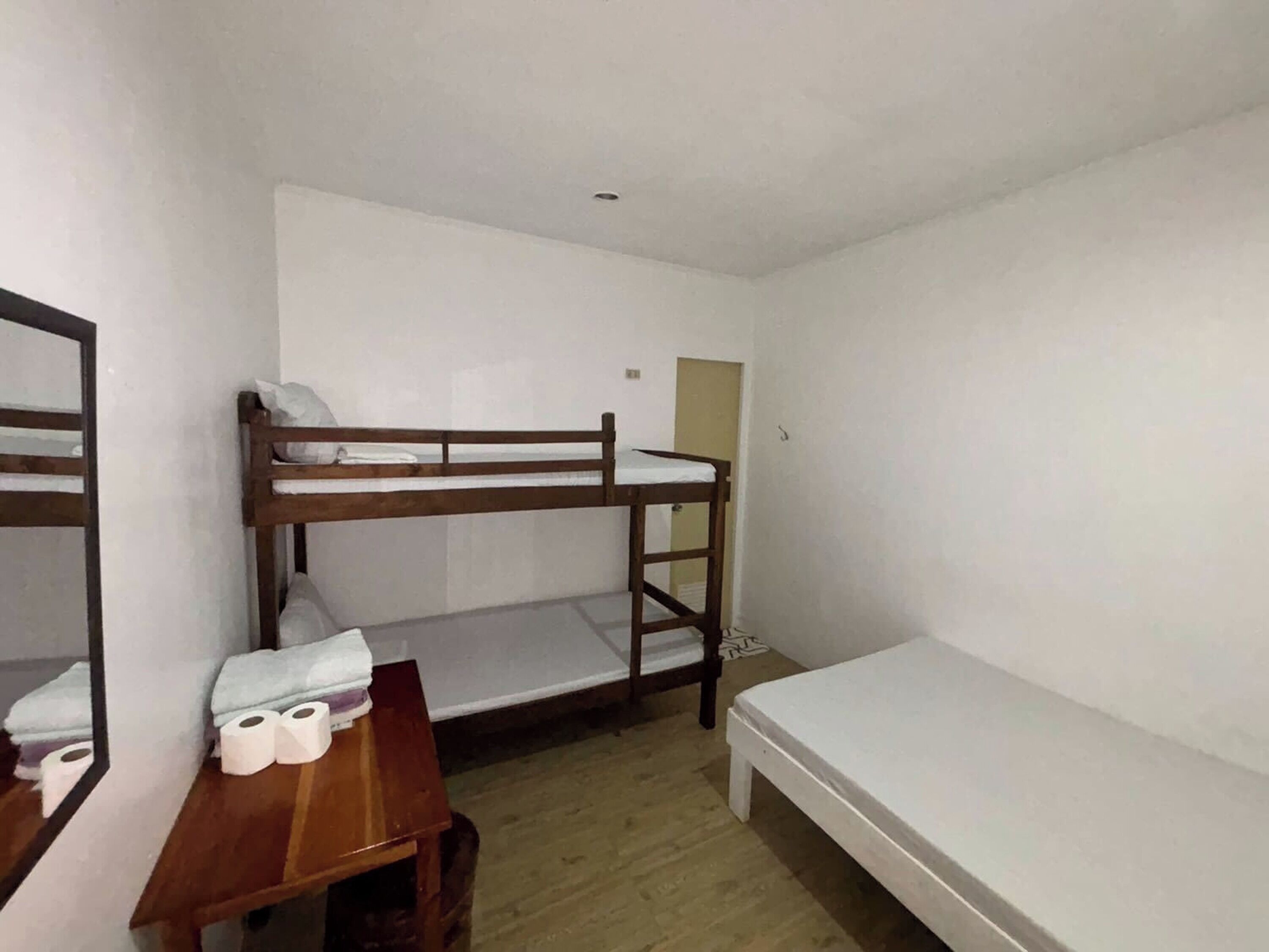 مكتب وواي فاي مجانًا وملاءات أسرّة