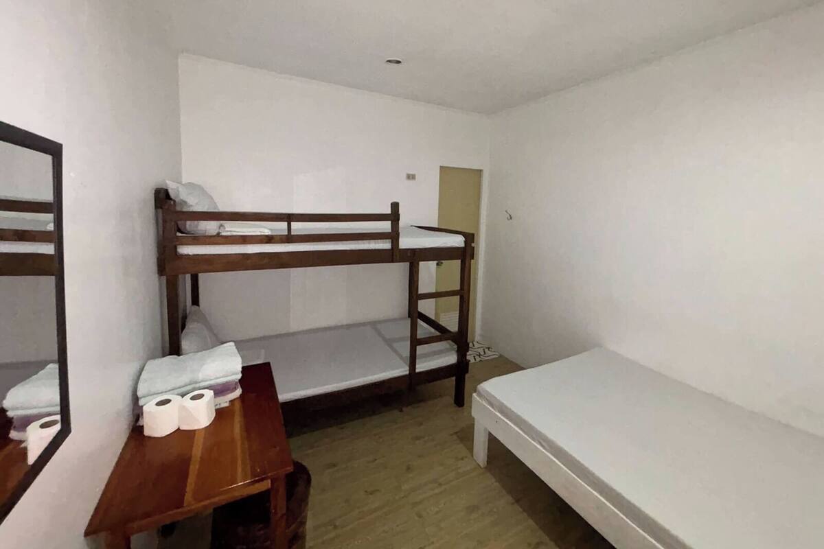 مكتب وواي فاي مجانًا وملاءات أسرّة