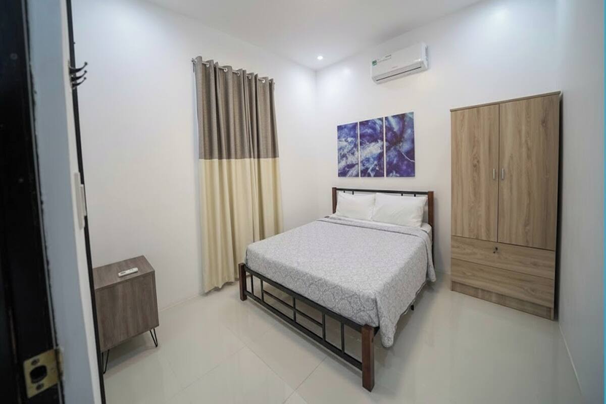 مكتب وواي فاي مجانًا وملاءات أسرّة