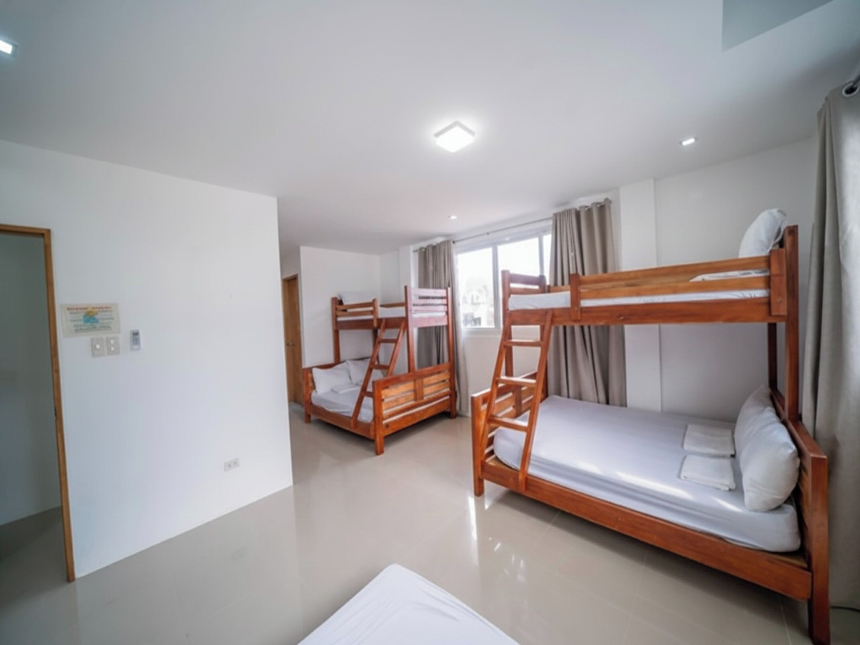 مكتب وواي فاي مجانًا وملاءات أسرّة