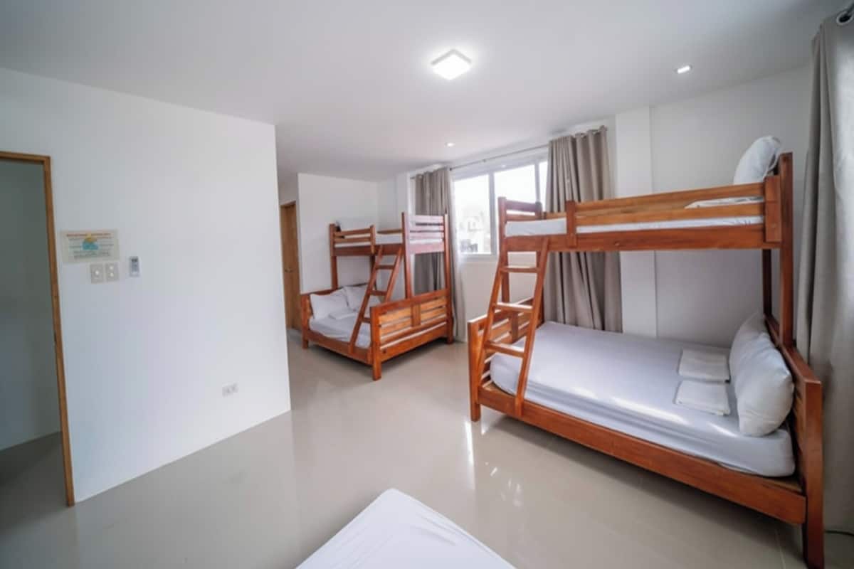 Mini Mart Good for 7 | Bàn, truy cập Internet không dây miễn phí, bộ trải giường 