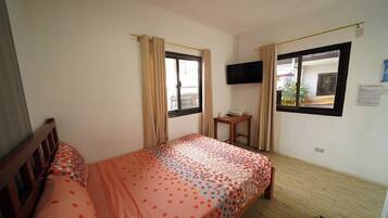 Escritorio, wifi gratis y ropa de cama