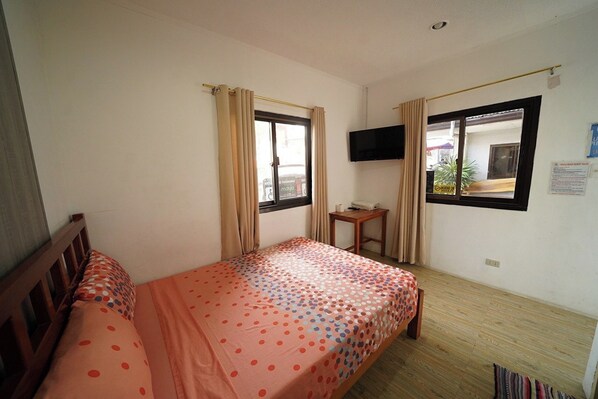 Standard Room | Desk, free WiFi, bed sheets - Turtle Beach Resort (San Juan)