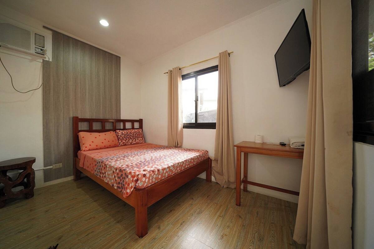 Standard Oda | Masa, ücretsiz kablosuz İnternet, çarşaf takımı