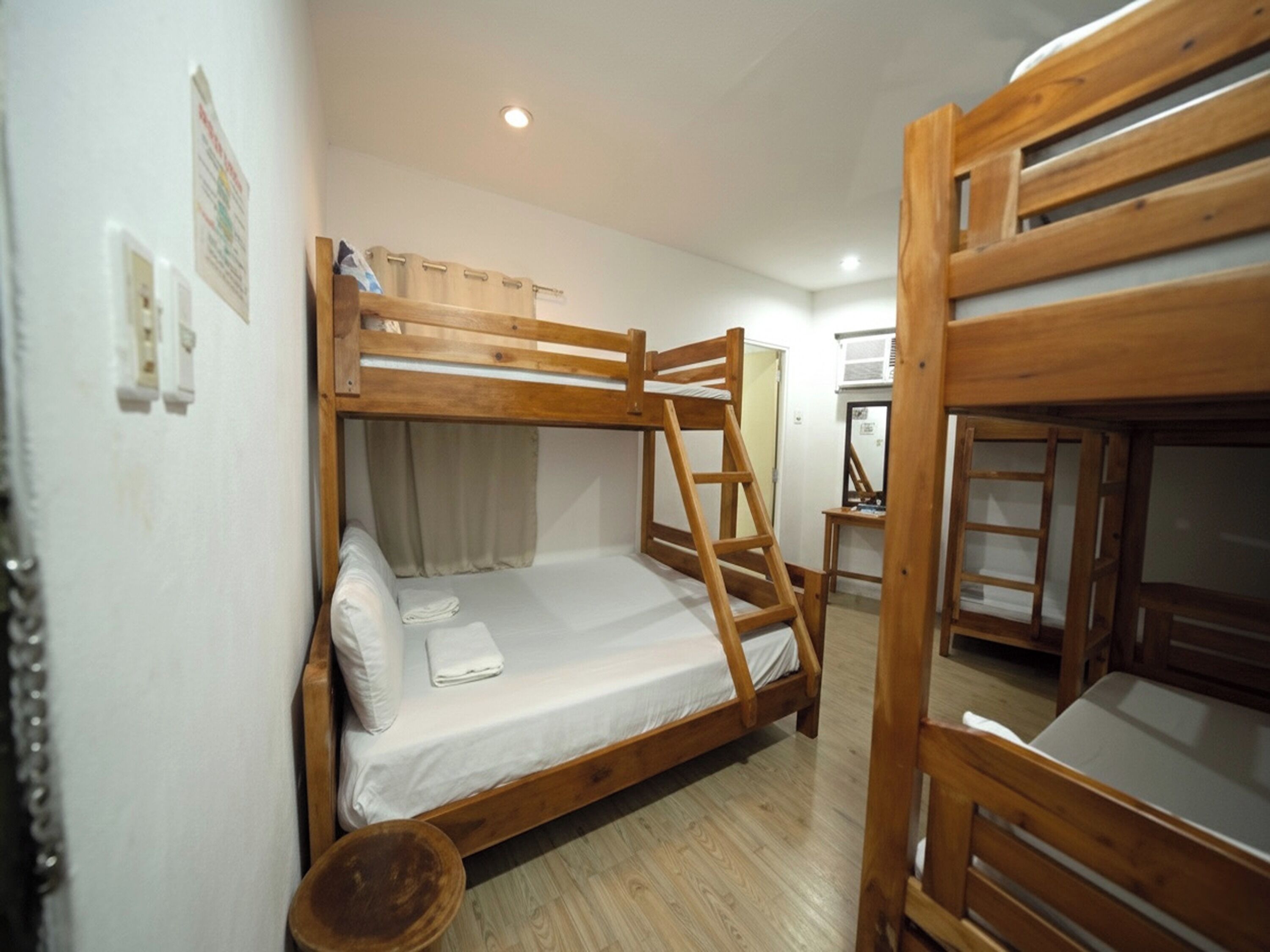 مكتب وواي فاي مجانًا وملاءات أسرّة