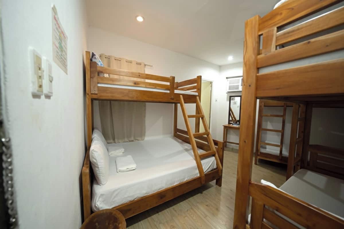 Standard Room Good for 7 | Bàn, truy cập Internet không dây miễn phí, bộ trải giường 