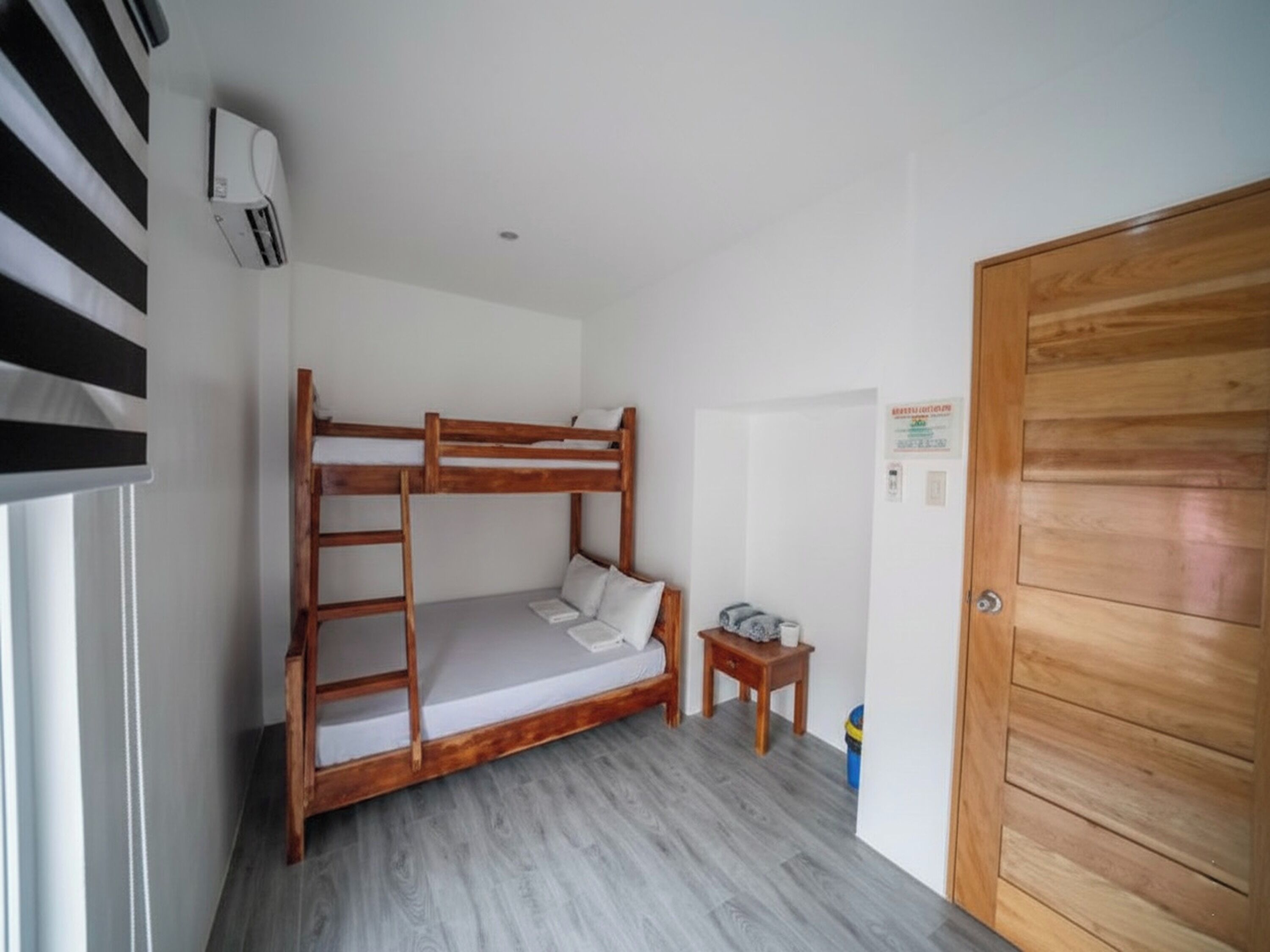 مكتب وواي فاي مجانًا وملاءات أسرّة