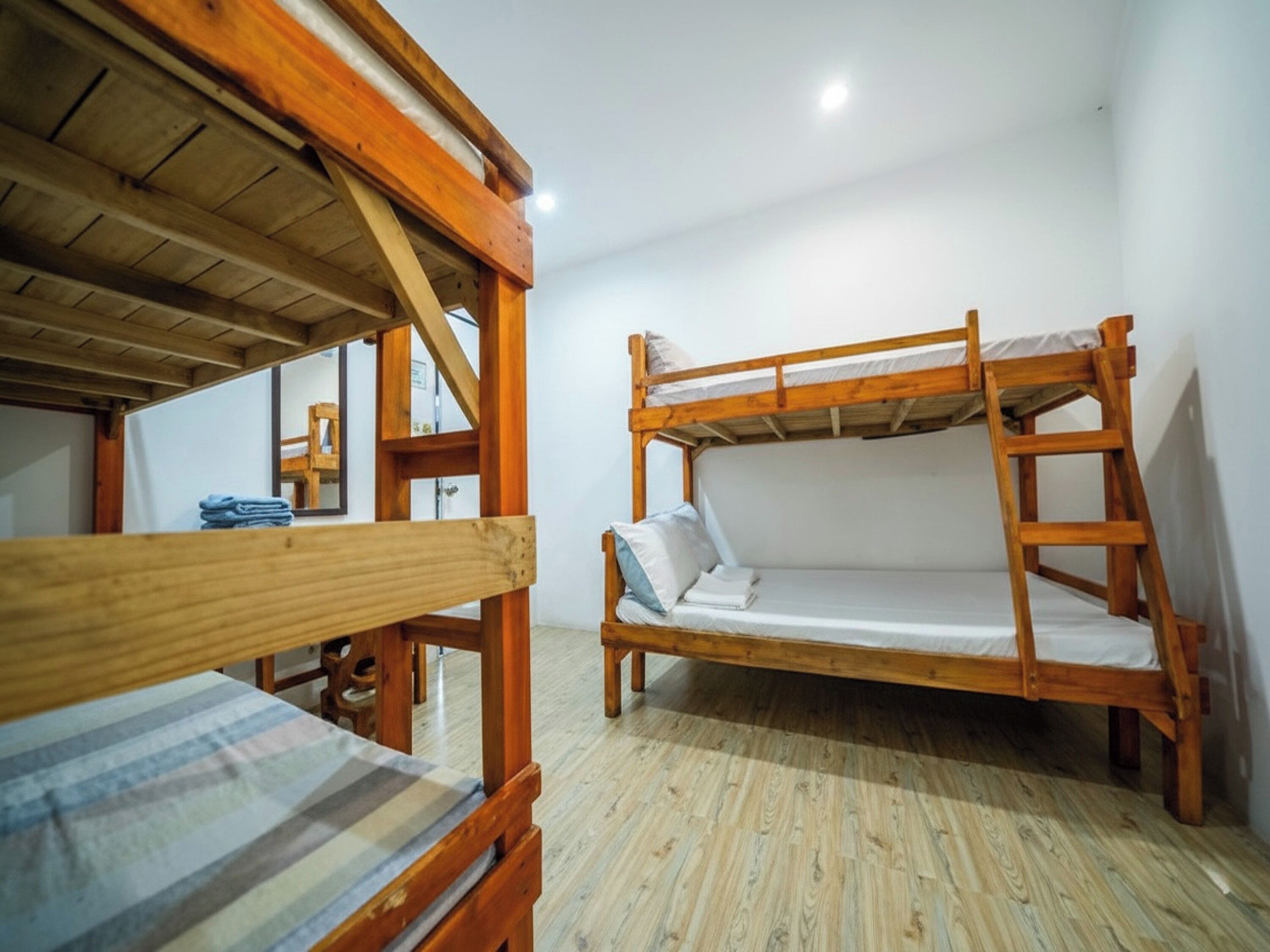 مكتب وواي فاي مجانًا وملاءات أسرّة