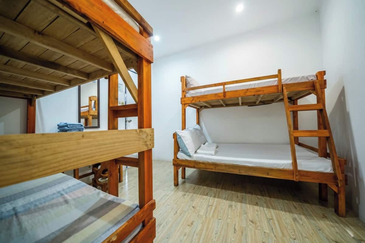 Standard Room Good for 5 | Bàn, truy cập Internet không dây miễn phí, bộ trải giường 