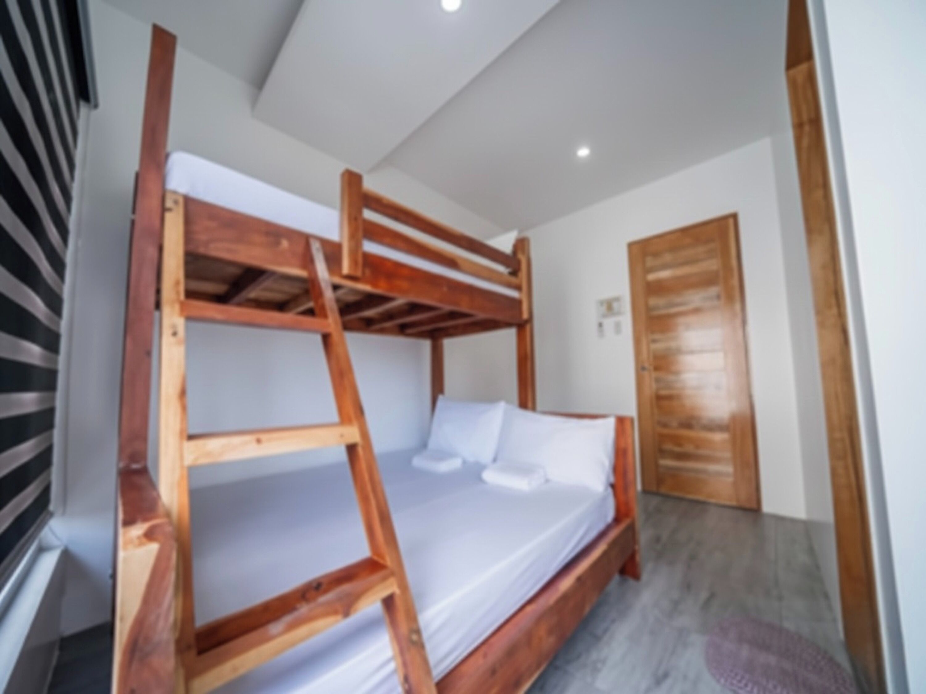 مكتب وواي فاي مجانًا وملاءات أسرّة