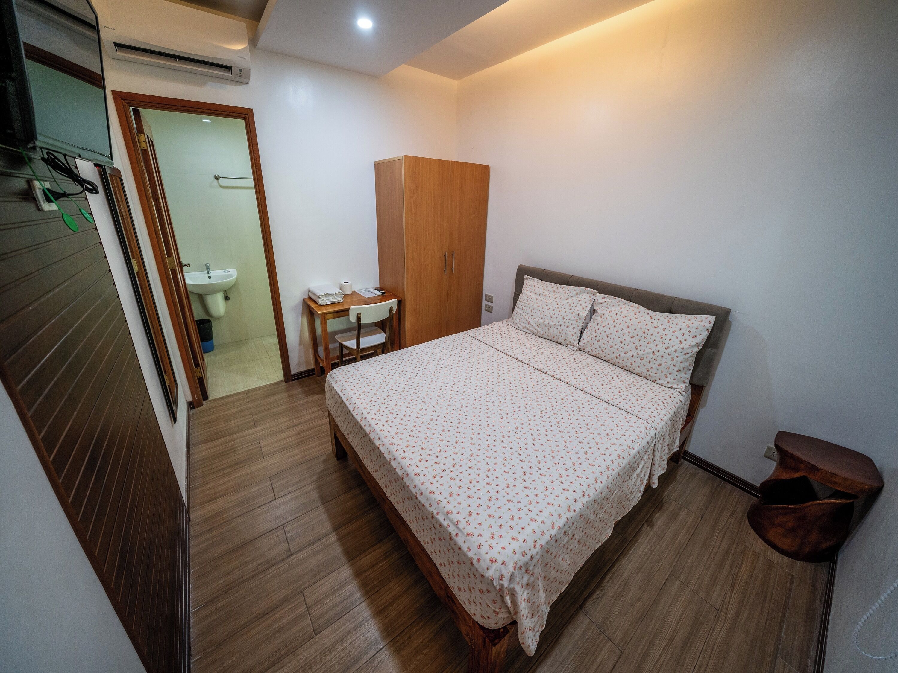 مكتب وواي فاي مجانًا وملاءات أسرّة