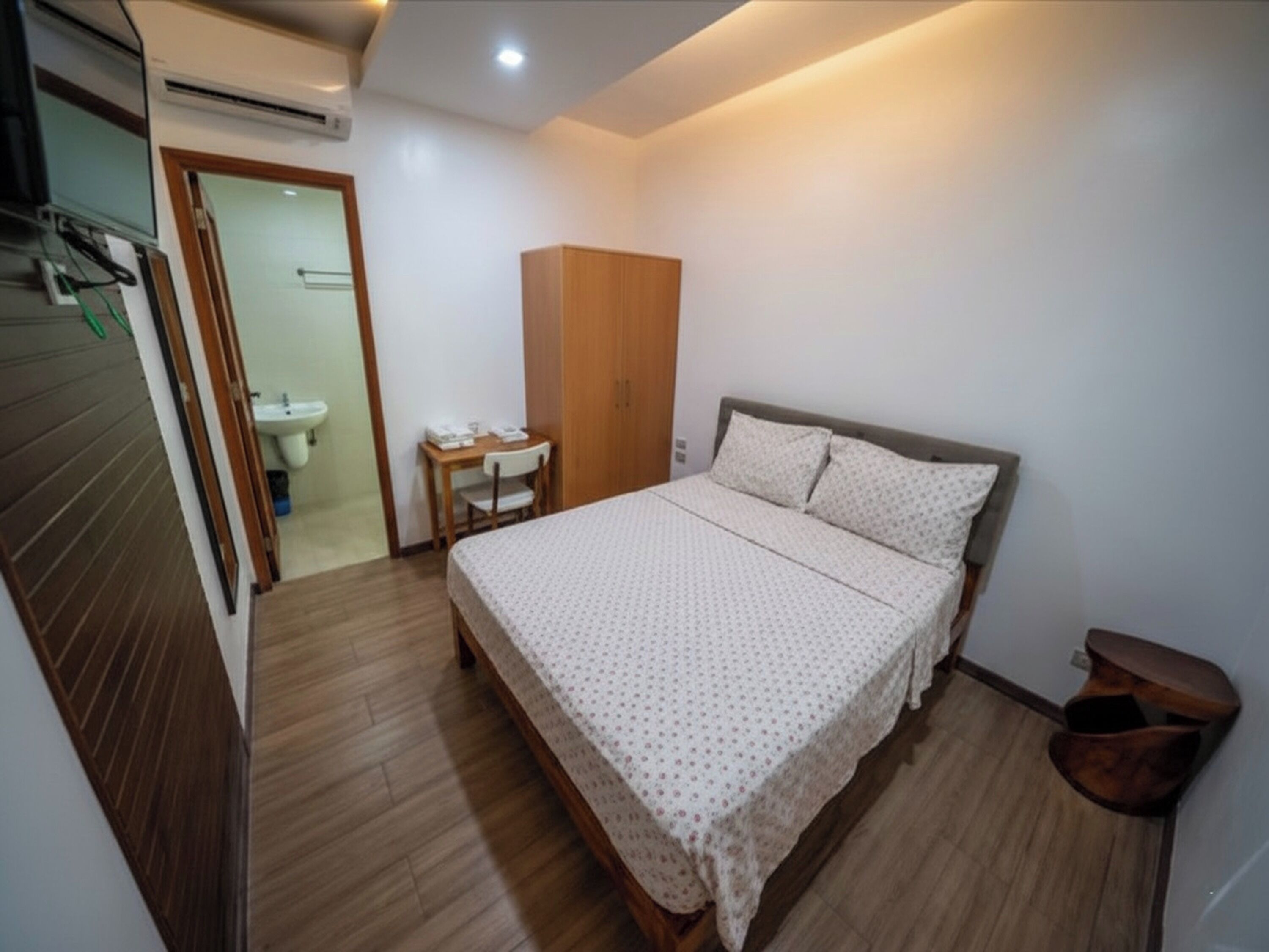 مكتب وواي فاي مجانًا وملاءات أسرّة