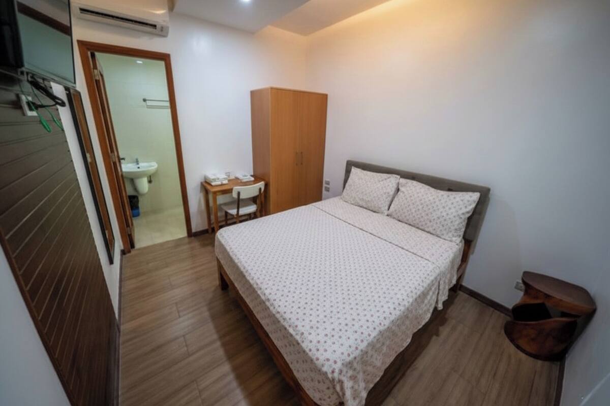 مكتب وواي فاي مجانًا وملاءات أسرّة