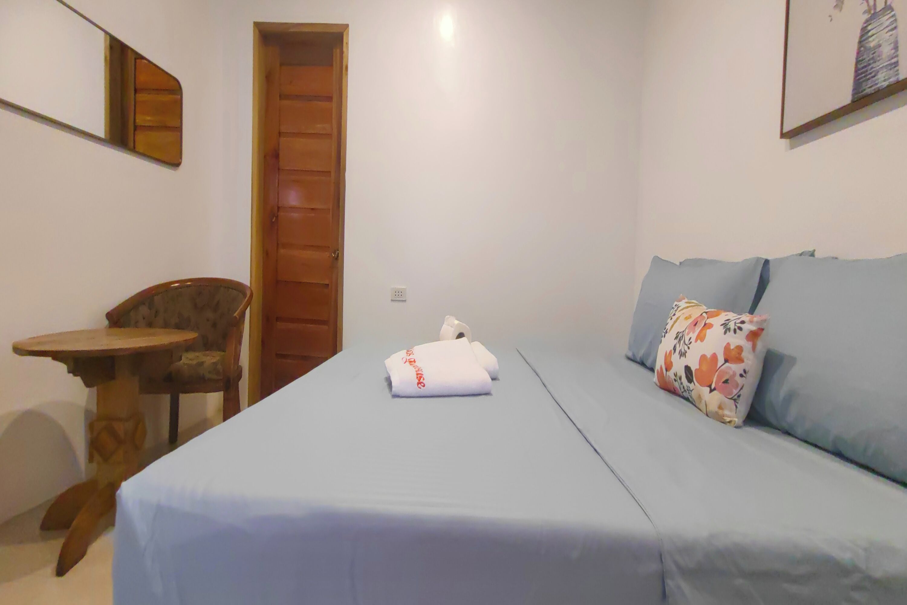Escritorio, tabla de planchar con plancha, wifi gratis y ropa de cama 